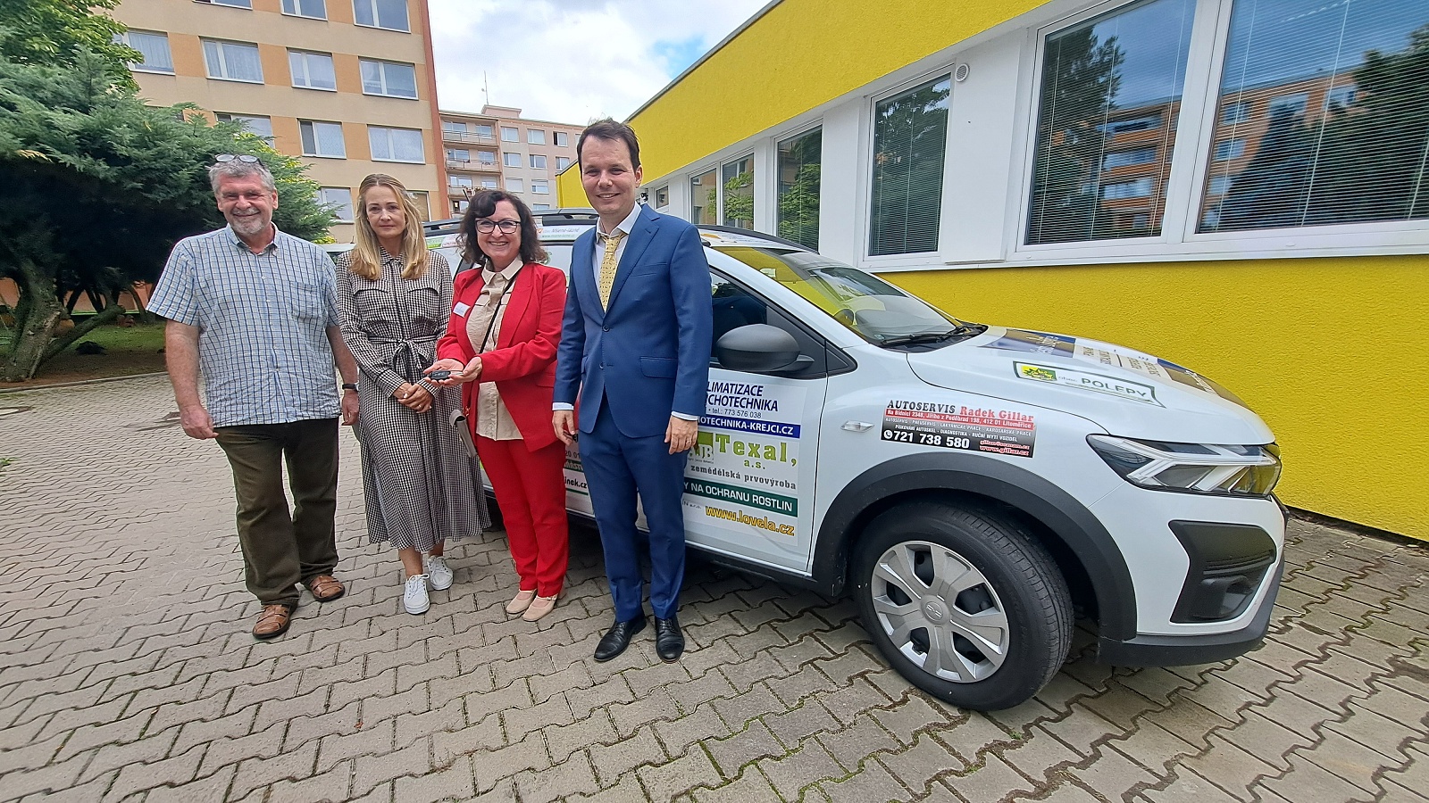 předání nového automobilu předání nového automobilu